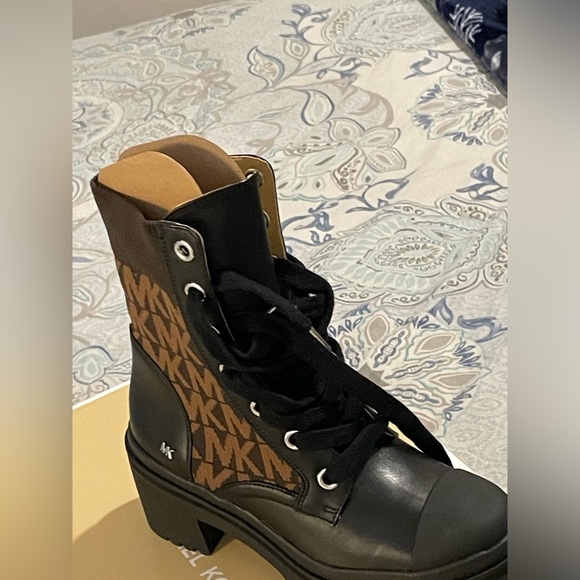 A brand new Michael korse boots in box never worn it was a Christmas present - Picture 3 of 9